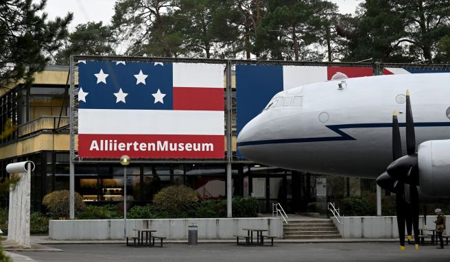 Im Bezirk Steglitz-Zehlendorf befindet sich Alliiertenmuseum. Auf dem Freigelände steht das Luftbrückenflugzeug Hastings TG 503 steht.