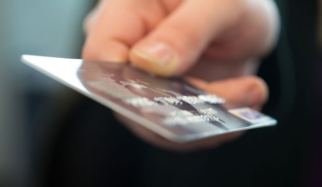 Kreditkarten machen das Bezahlen im Urlaub oder im Ausland einfach. Doch Vorsicht: Bei manchen Buchungen kann das Limit schrumpfen. 