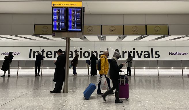 Passagiere gehen durch die Ankunftshalle von Terminal 5 am Londoner Flughafen Heathrow, nachdem sie in Großbritannien angekommen sind. 