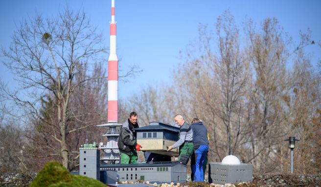 Mitarbeiter des Bürger- und Miniaturenparks Wernigerode bauen das Brocken-Miniaturmodell auf. Die Saison im Park beginnt am 09. April 2022. 