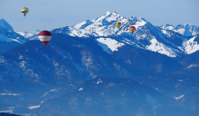 Ein Wintertraum: Aussicht auf die Berggipfel aus dem Ballonkorb.