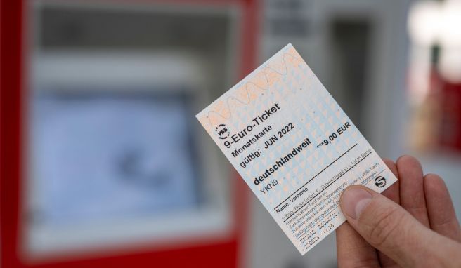 Ein 9-Euro-Ticket ist für einen Monat gültig und gilt deutschlandweit im öffentlichen Personennahverkehr. 
