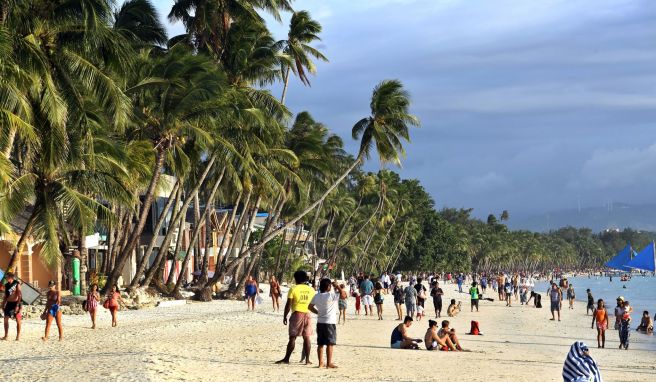 Urlaub am Strand der Insel Boracay auf den Philippinen. Das Land erleichtert die Einreise für internationale Touristen weiter. 