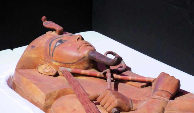 Der Sarkophag von Ramses II. in der Grande Halle de la Villette in Paris in einer Transportkiste: Er wird ab Mitte Juli in Köln zu sehen sein. (zu dpa: «Sarkophag von Ramses II. kommt nach Köln»)