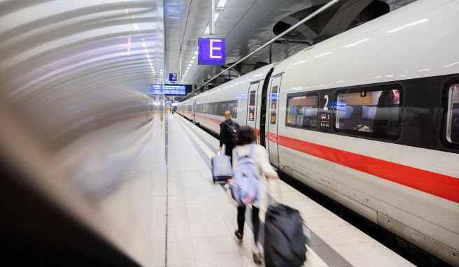 Bahnreisende müssen sich in der nächsten Woche auf neue Behinderungen beim Personenverkehr einstellen. Die Gewerkschaft Deutscher Lokomotivführer hat für Montag bis Mittwoch Streiks angekündigt. 