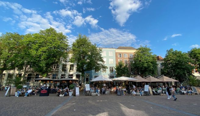 Cafés überall auf dem Brink, dem zentralen Platz: In Deventer spielt sich das Leben im Sommer auf der Straße ab. 