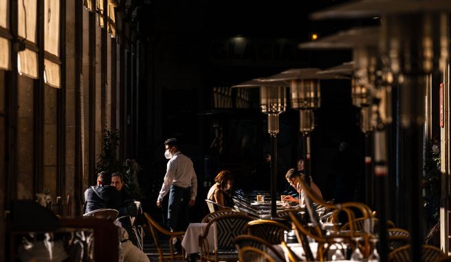 Menschen sitzen in einem wiedereröffneten Restaurant in Barcelona. Die Lage im Corona-Hochinzidenzgebiet Spanien bessert sich. 