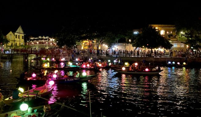 Ein Lichtermeer: Von Lampions beleuchtete Boote fahren am Abend auf dem Thu Bon River.