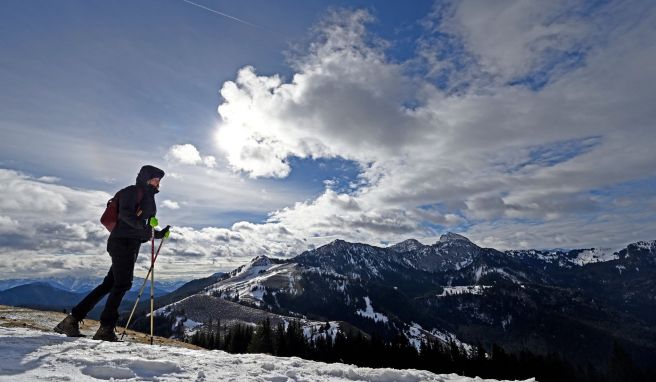 Gerade im Frühjahr müssen Wanderinnen und Wanderer in den Alpen noch mit Schneefeldern rechnen - beim Queren ist Vorsicht geboten. 