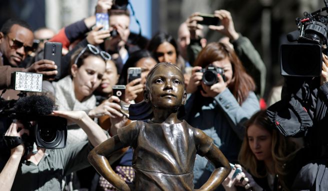 Vornehmlich Frauen fotografieren sich am Internationalen Frauentag mit der Figur «Fearless Girl». Ob sie bleiben darf, wird Anfang 2022 eine Design-Kommission abschließend entscheiden. 