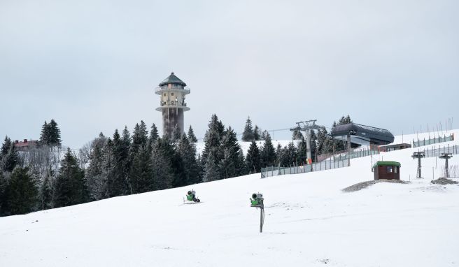 Mit etwa fünf bis zehn Zentimetern ist die Schneedecke am Feldberg zu dünn zum Skifahren.