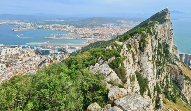 Wie der Rumpf eines Ozeanliners wirkt der Felsen von Gibraltar auf der kleinen Landzunge.