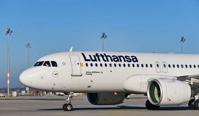 Lufthansa und ihre Tochter Eurowings bieten im Ferienmonat Juli weniger Flüge an als bisher geplant. Grund ist ein großer Personalmangel. 