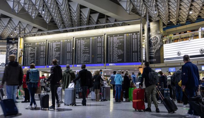 Fehlendes Personal  Chaos an Flughäfen dürfte den Sommer über anhalten