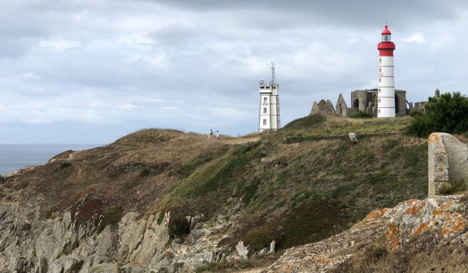 Die bretonische Westküste gilt als gefährliches Seegebiet und ist deshalb gespickt mit Leuchttürmen - wie diesem an der Landspitze Pointe Saint-Mathieu. 