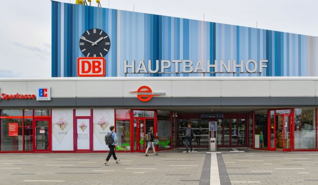 Das sanierte Gebäude des Hauptbahnhofes Cottbus. Die Station ist für den Verein Allianz pro Schiene Deutschlands «Bahnhof des Jahres» 2021. 