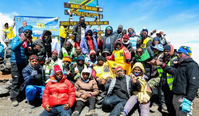 Eine Gruppe um Tansanias Informationsminister Nape Nnauye weiht das High-Speed-Internet auf dem Kilimandscharo ein.