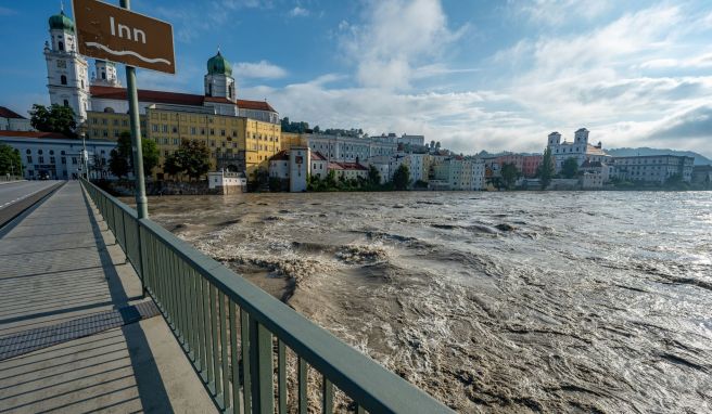Die Inn in Passau führt Hochwasser: Die Fluten haben auch touristisch attraktive Regionen erreicht. 