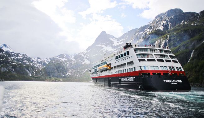 Das Hurtigruten-Postschiff MS Trollfjord soll in der ersten Jahreshälfte 2023 renoviert werden und dann die Spitzbergen- und die Nordkap-Linie fahren. 