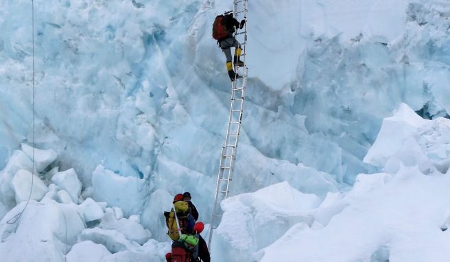 Khumbu umgehen  Bergsteiger suchen sichere Route auf den Mount Everest