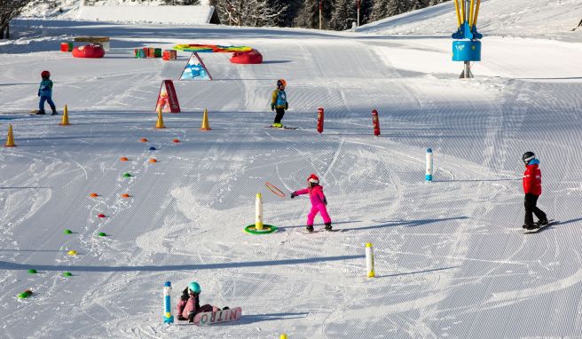 Im Kinderland Hüttenberg im Schweizer Ferienort Braunwald können sich die Kleinsten ans Skifahren herantasten. 