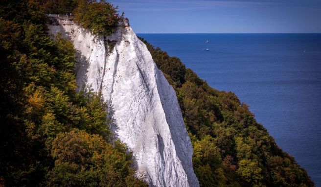 Der Aussichtspunkt direkt auf dem Felsen war Ende September abgesperrt worden. Gäste sollen künftig über den sogenannten Königsweg laufen können, der an einem Mast befestigt über dem Kreidefelsen an Rügens Küste schwebt.