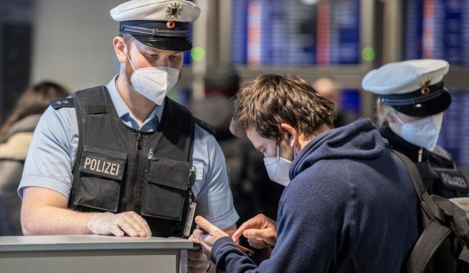 Urteil  Bund haftet bei überlanger Wartezeit am Flughafen