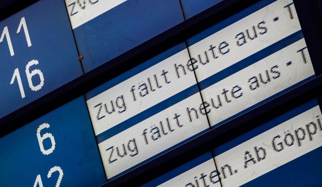 Bahnreisende sind mit Zugausfällen und Verspätungen konfrontiert. Die Gewerkschaft Deutscher Lokomotivführer setzt den Streik im Personenverkehr fort. 