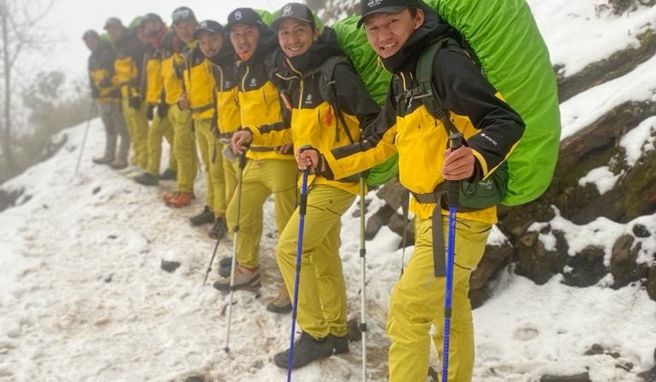 Die Sherpas hoffen, eine neue Route auf den Achttausender zu finden. Ihre Mission mussten sie wetterbedingt aber vorerst abbrechen. 