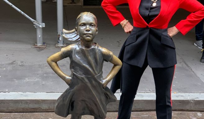 Die Statue «Fearless Girl»: Neben ihrem bekannten Werk steht die Bildhauerin Kristen Visbal. 