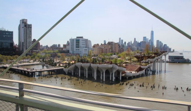 Die rund 8000 Quadratmeter große Grünanlage namens «Pier 57» liegt am Hudson River. Von der Dachterrasse aus kann man den Ausblick auf Manhattan genießen. 