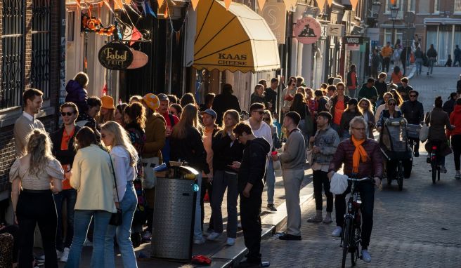 Die Niederlande heben die 1,5-Meter-Regel auf. Zugleich wird aber ein sogenannter Corona-Pass für Gaststätten, Sportveranstaltungen und Kultur eingeführt. 