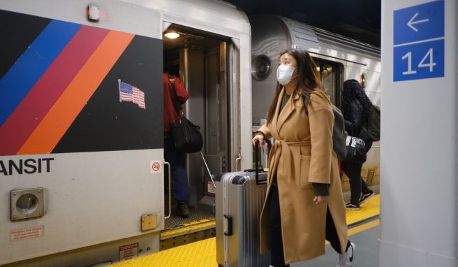 Reisende besteigen einen Zug am Bahnsteig der New Jersey Transit in der Penn Station. 