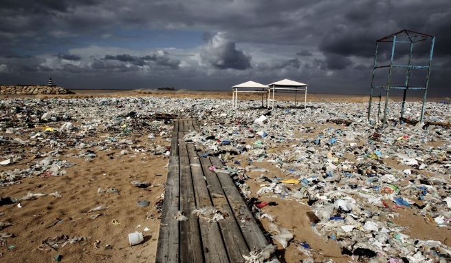 Plastikmüll liegt an einem Strand am Mittelmeer nördlich von Beirut. Laut einer aktuellen Studie treiben rund 3760 Tonnen Plastik auf der Oberfläche des Mittelmeeres. 