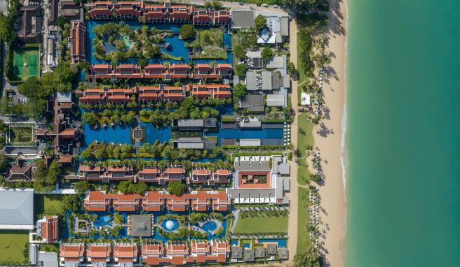 Von weit oben werden die Ausmaße deutlich: Die Poolanlage des JW Marriott Khao Lak Resort & Spa schlängelt sich auf mehr als zwei Kilometern durchs Hotelgelände.