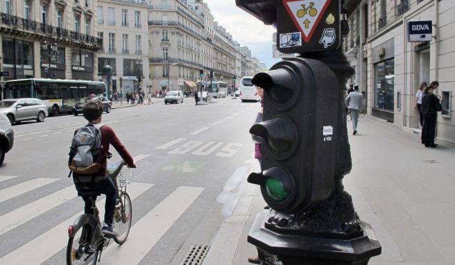 Paris mit dem Fahrrad entdecken - dass soll künftig entspannter werden. Die Stadt plant in touristischen Vierteln weitere Abstellplätze für Fahrräder und mehr Radwege. 