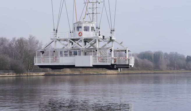 Die neue Rendsburger Schwebefähre fährt während einer Probefahrt über den Nord-Ostsee-Kanal (NOK) nach Rendsburg. 