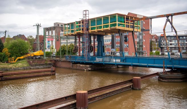 Die marode Emder Eisenbahnklappbrücke über den Emder Binnenhafen wird bis Ende des Monats rechtzeitig vor den Matjestagen repariert und wieder klappbar sein. 
