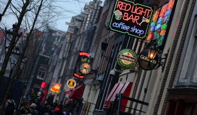 Das Kiffen auf der Straße soll in Amsterdams Altstadt ab Mitte Mai nicht mehr erlaubt sein.