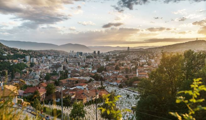 Sarajevo stand im Zentrum der Balkankriege, war jahrelang eingekesselt. Die Geschichte des Krieges ist heute eine Säule des Tourismus in Sarajevo, es gibt Führungen und Ausstellungen.
