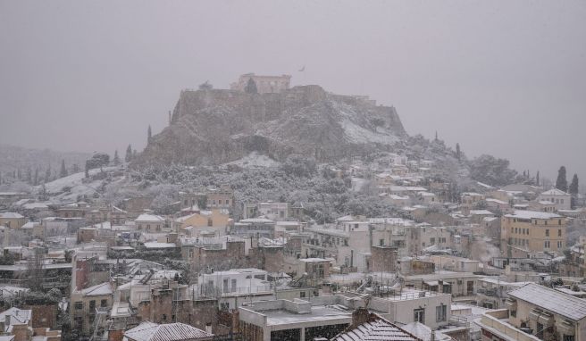 Blick bei Schneefall auf den Parthenon-Tempel. Wegen starker Schneefälle sind in Griechenland an mehreren Orten Flüge ausgefallen. 