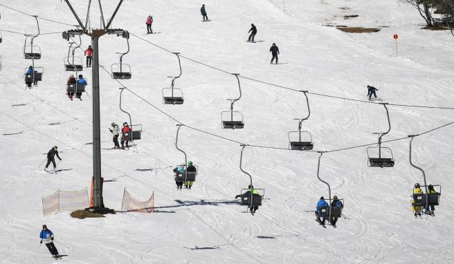 Die vergangene Wintersaison ist wegen der Corona-Pandemie für die Skigebiete ein Totalausfall gewesen. Bei mancherorts stark steigenden Corona-Zahlen wird wohl auch diese Saison schwierig. 