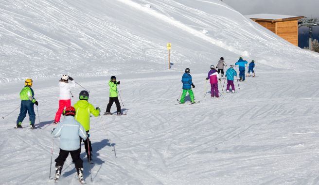 Pistenfit im Winterurlaub  Skischule: Warum das Lernen in der Gruppe oft besser klappt