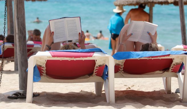 Zweiter Corona-Sommer  In die Ferne und ins Innere reisen mit Urlaubsromanen