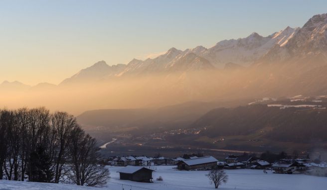 Sonnenaufgang über der Gemeinde Weerberg in Österreich: Wer zu Fuß hoch hinauf will, muss früh aufstehen. 