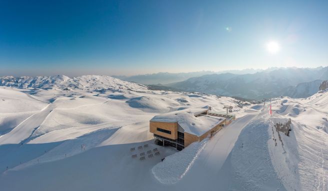 Sonnenaufgang hoch in den Bergen: Wer das einmal genießen möchte, kann Frühaufsteher-Angebote der Skigebiete nutzen. 