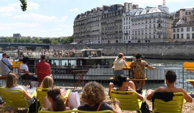 Der Stadtstrand in Paris: Den Sommer über gibt es hier Strandbars, Liegestühle, Boule-Bahnen und Sportaktivitäten. 