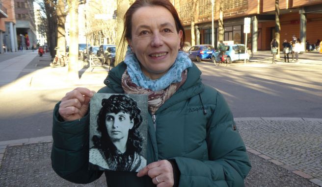 Stadtführerin Tanja Beer hat die Tour auf den Spuren Hedwigs Dohms konzipiert - hier hält sie ein historisches Foto der Frauenrechtlerin ins Bild. 
