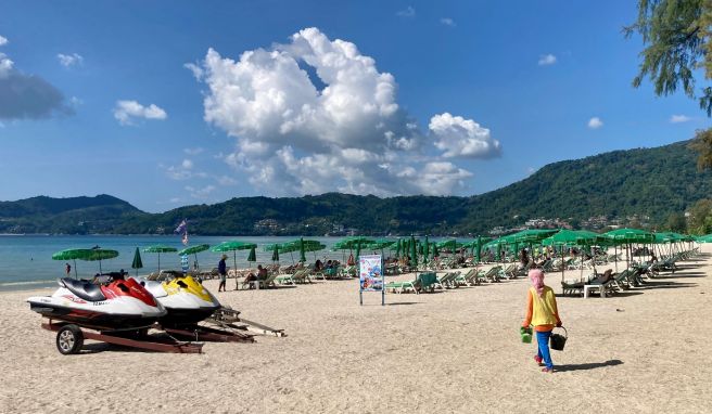 Der Strand von Patong. Thailand lockert die Einreiseregeln für zweifach geimpfte Touristen weiter. 