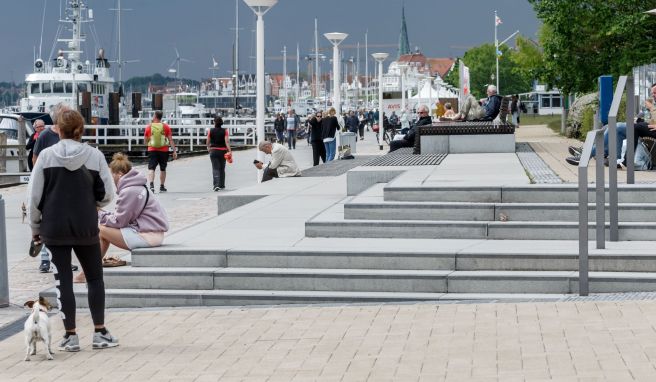 Hell gepflasterte Plätze und gestufte Zugänge, auf denen auch gesessen werden kann, sind die Kennzeichen der neugestalteten Travepromenade in Travemünde. 